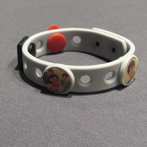 Bracciale gomma grigia - in, one